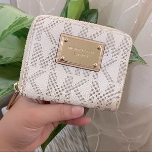 Michael Kors - small zip around wallet